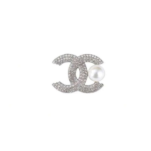 NWT Elegant High-End Double C Pearl Diamond Gold Brooch
With pearl Accent - Picture 3 of 4